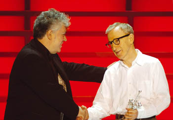 Pedro Almodóvar entrega el premio Donostia a Woody Allen