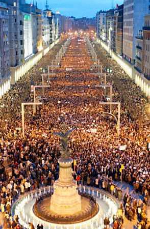 Unos cuantos zaragozanos manifestándose contra la Guerra de Irak (2003)